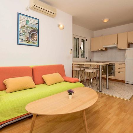 Lovely Apartment In Makarska With Kitchen Екстериор снимка