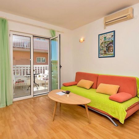 Lovely Apartment In Makarska With Kitchen Екстериор снимка