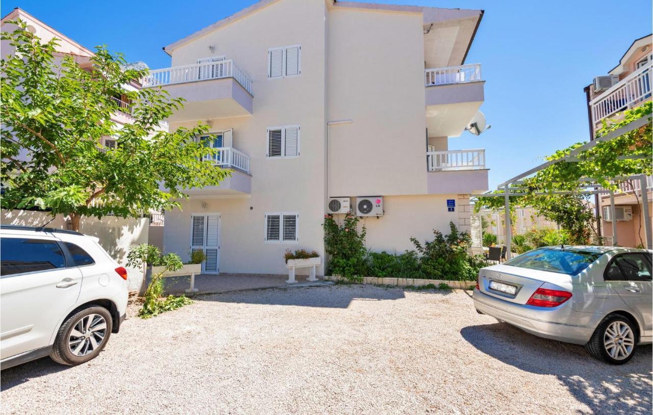 Lovely Apartment In Makarska With Kitchen Екстериор снимка