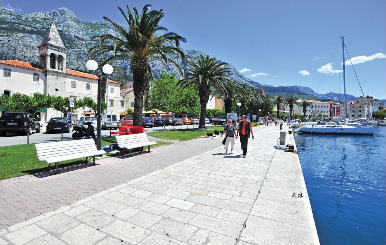 Lovely Apartment In Makarska With Kitchen Екстериор снимка