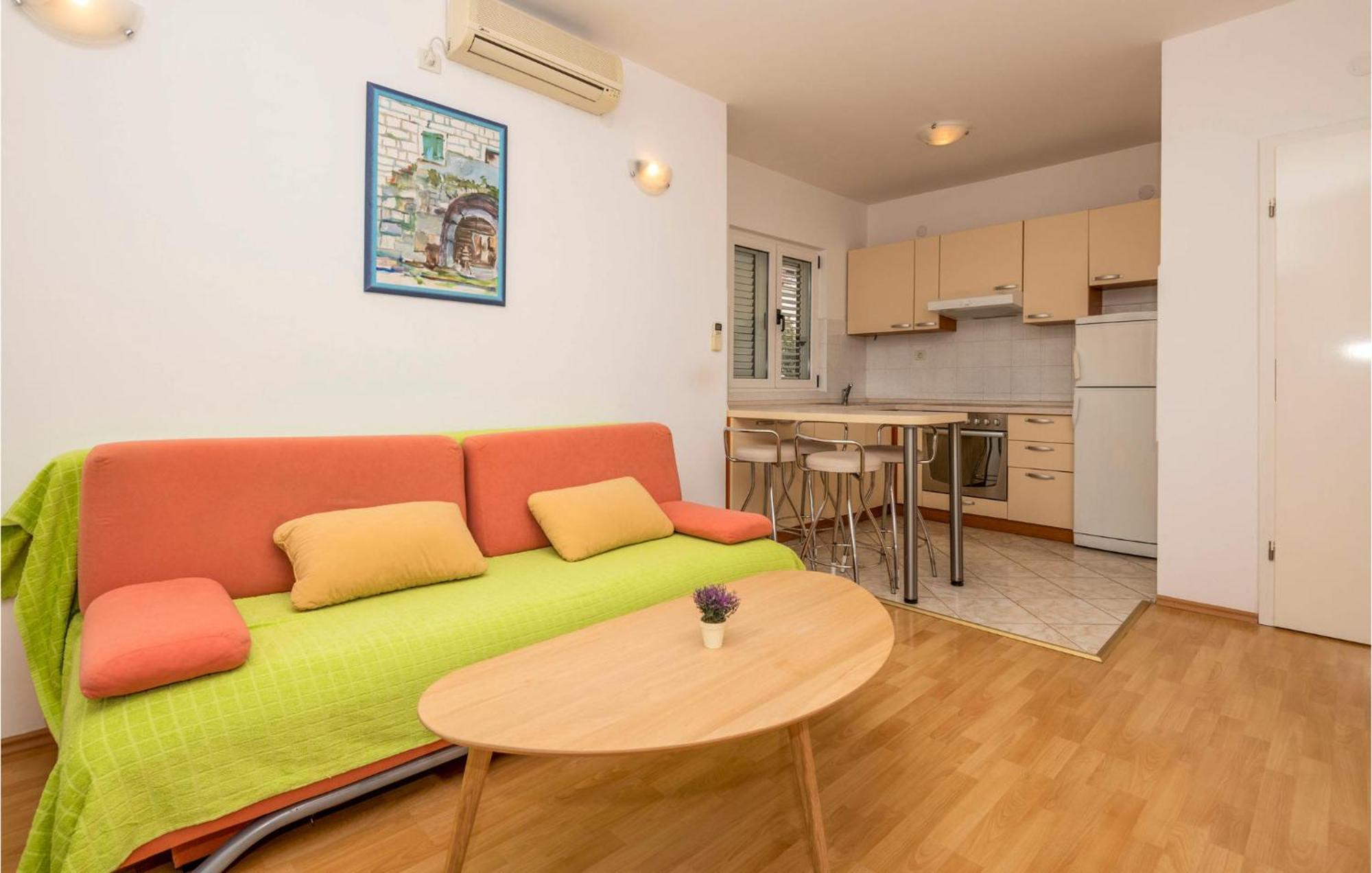 Lovely Apartment In Makarska With Kitchen Екстериор снимка