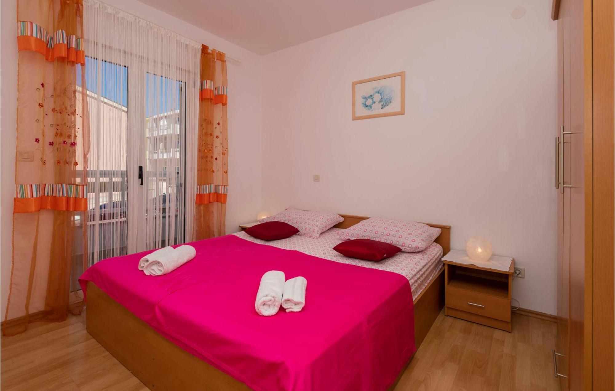 Lovely Apartment In Makarska With Kitchen Екстериор снимка