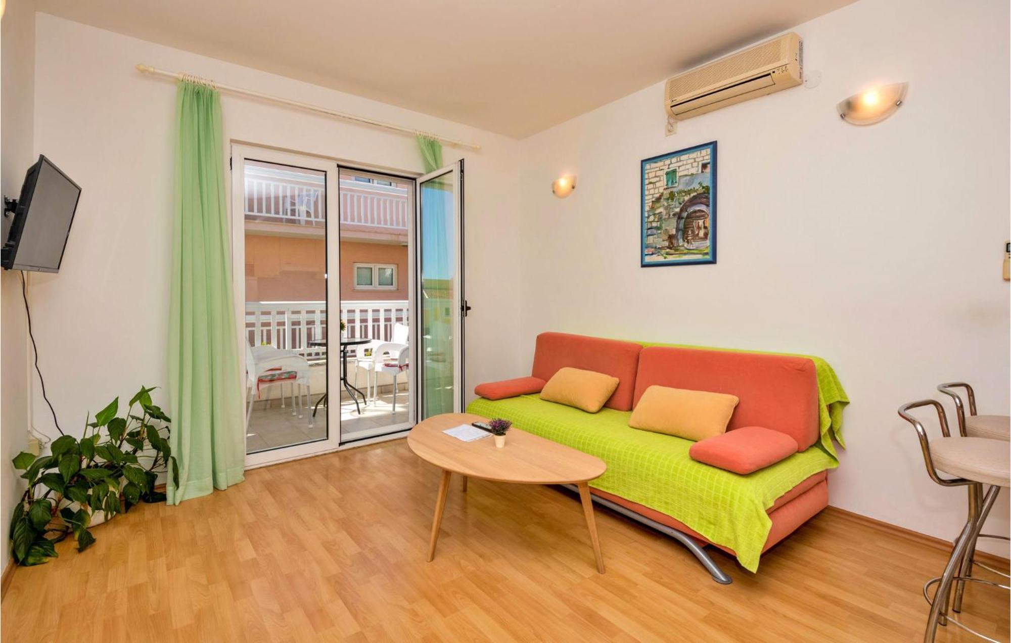 Lovely Apartment In Makarska With Kitchen Екстериор снимка