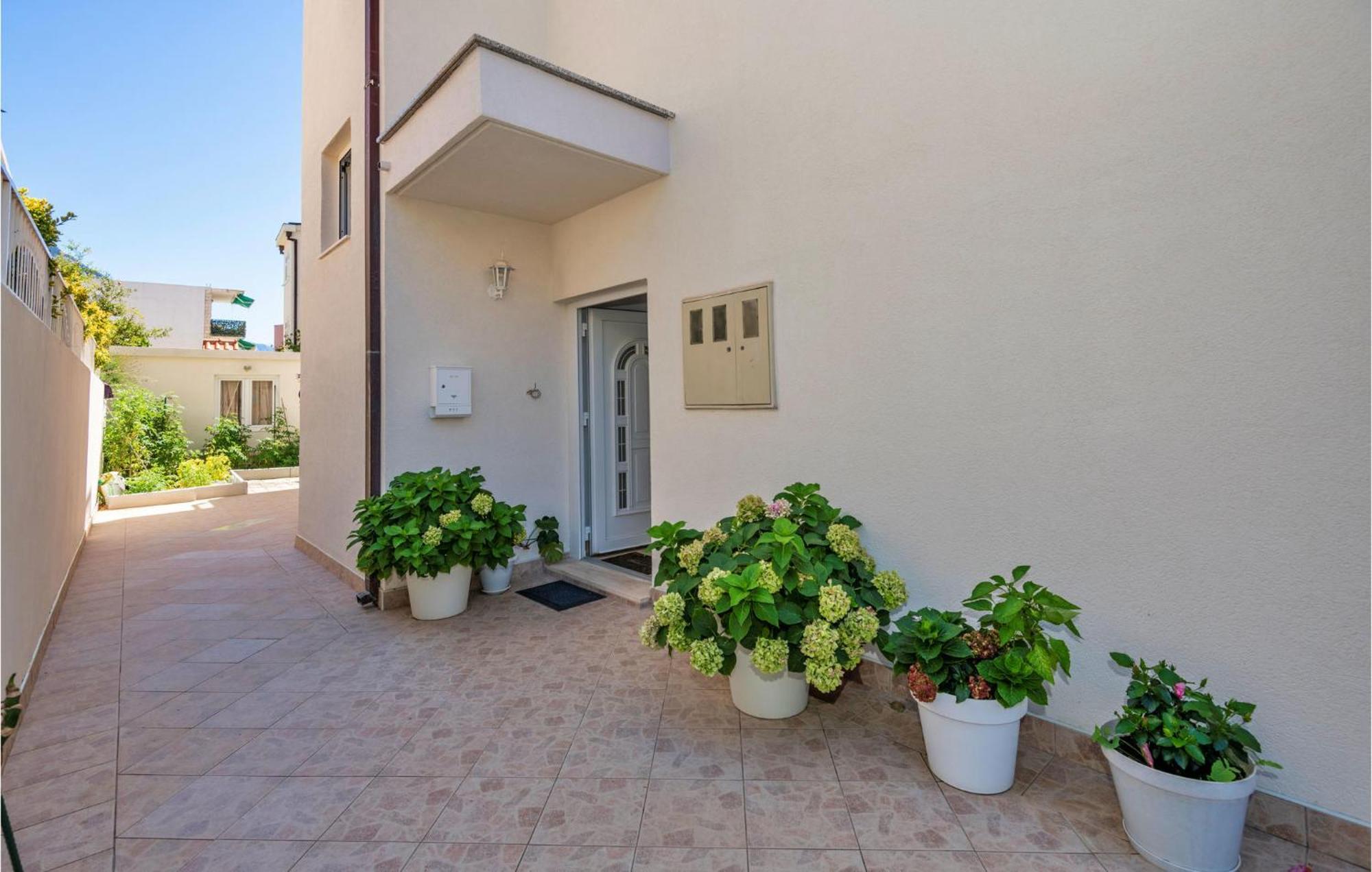 Lovely Apartment In Makarska With Kitchen Екстериор снимка
