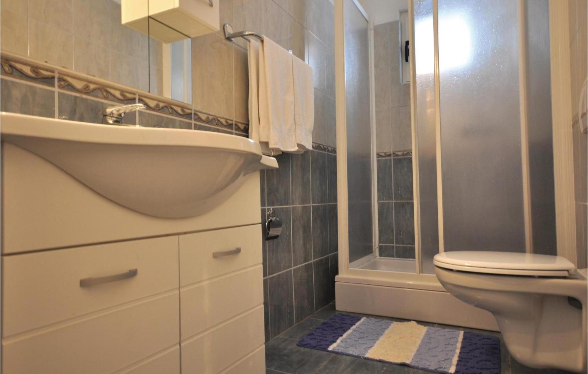 Lovely Apartment In Makarska With Kitchen Екстериор снимка