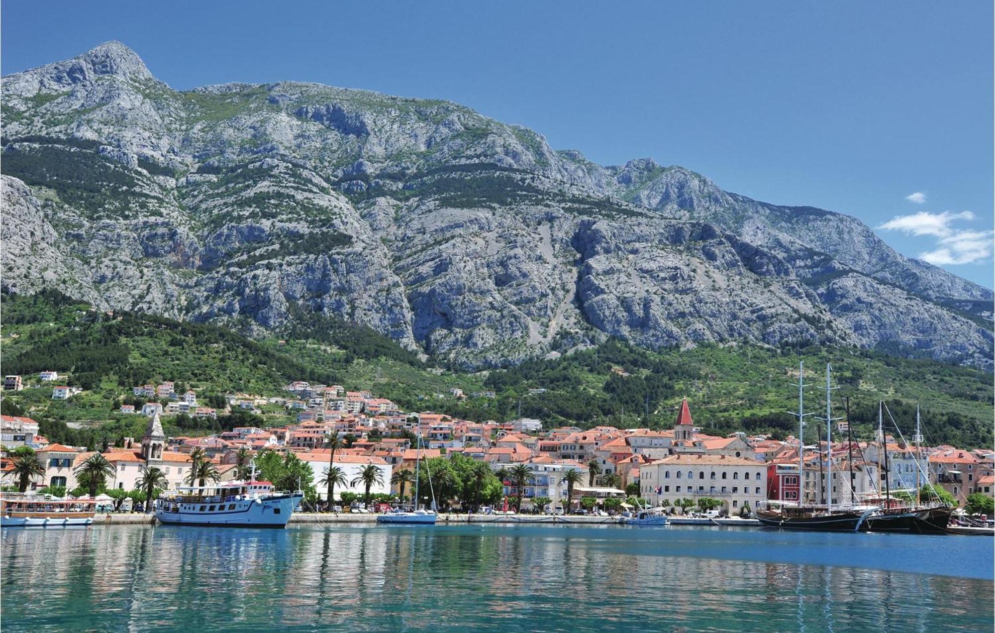 Lovely Apartment In Makarska With Kitchen Екстериор снимка