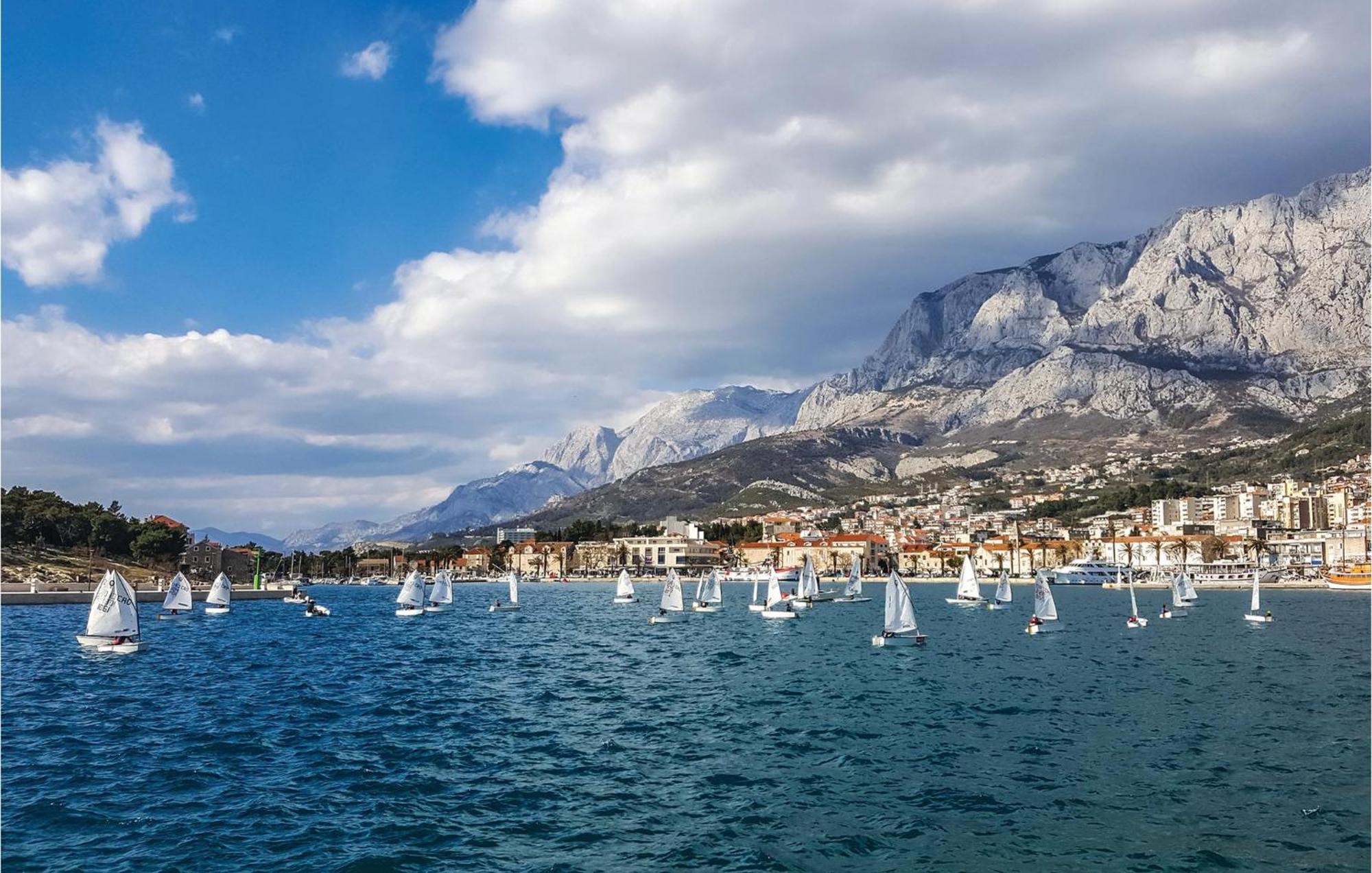Lovely Apartment In Makarska With Kitchen Екстериор снимка